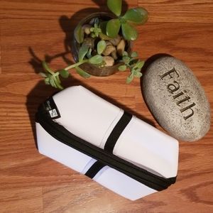 Saks fifth Avenue exclusively for United‎  bag